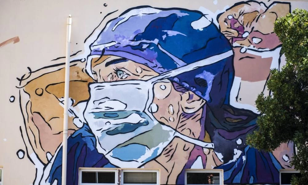 Τρεις γιατροί παρόλο που εμβολιάστηκαν... κόλλησαν κορονοϊό!